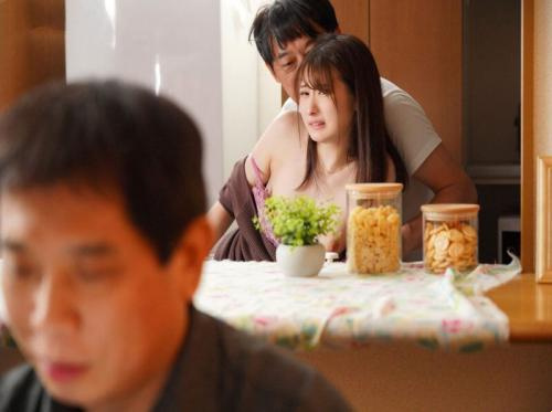 Sang ayah mertua diam-diam meniduri menantu perempuannya di depan putranya yang sedang sibuk bekerja
