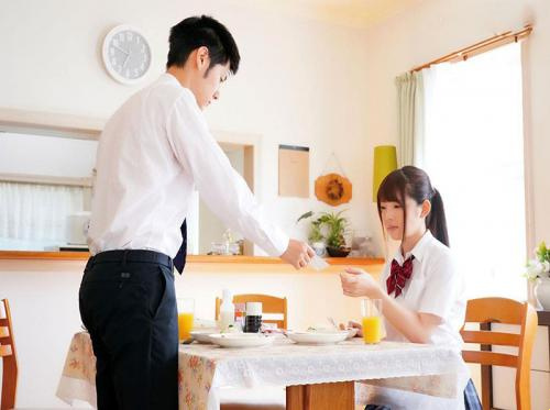 Kakak perempuan yang baik hati menyenangkan adik laki-lakinya yang masih remaja